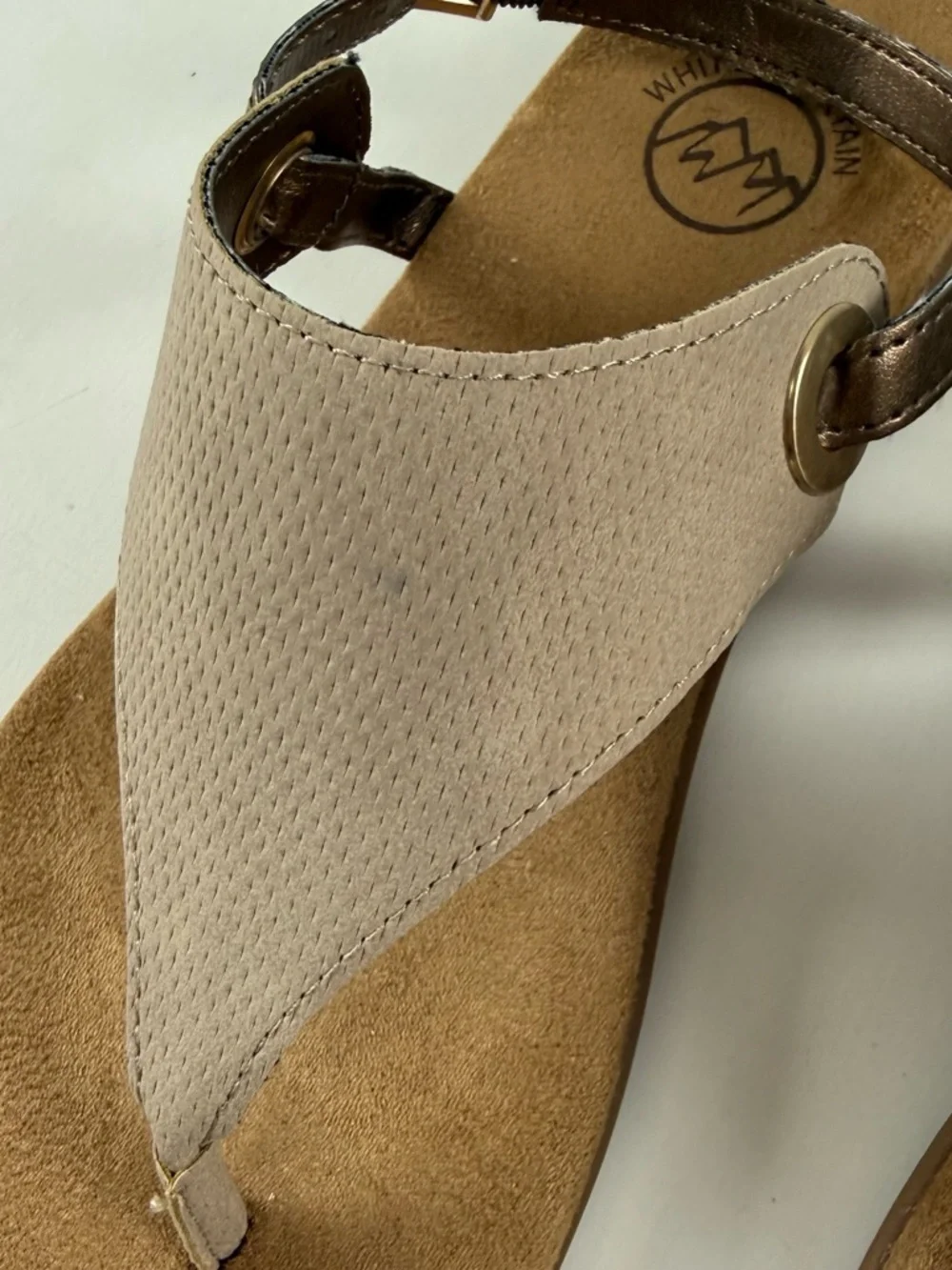 White Mountain London Flat Thong Sandals Womens 6M Taupe Faux Suede NEW